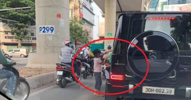 Chủ xe Mercedes-AMG G63 gặp cô bé bán trứng dạo và cái kết