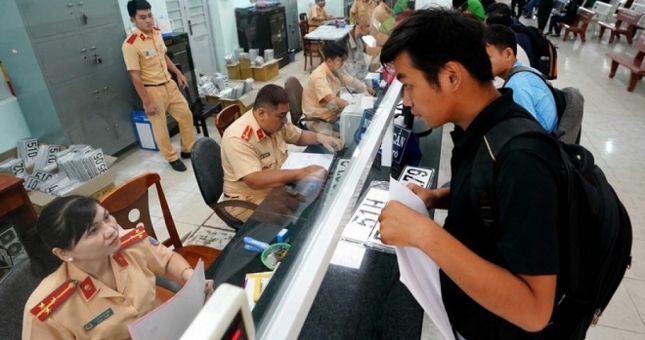 Từ 21/7, người dân có thể làm thủ tục đăng ký xe online