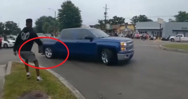 VIDEO: Bán tải Chevrolet trổ tài drift trên phố đến rụng cả bánh xe