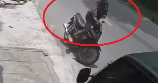 VIDEO: 'Thần chết' ngủ quên với người đàn ông đi xe máy