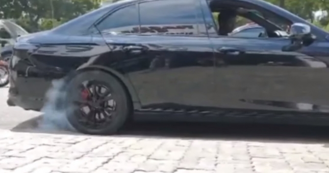 VIDEO: Màn drift cực 'khét' của VinFast Lux A2.0