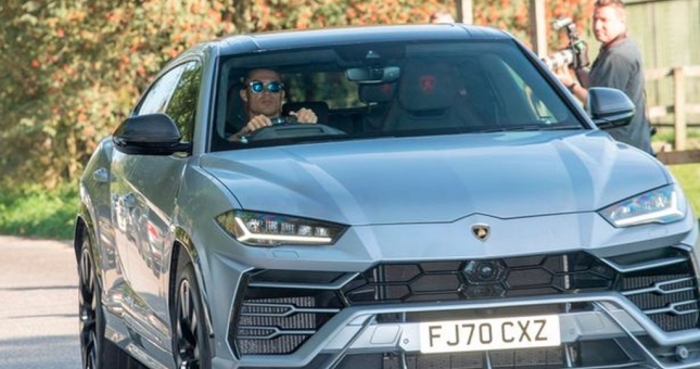 Bắt gặp Ronaldo cầm lái Lamborghini Urus trên phố Manchester