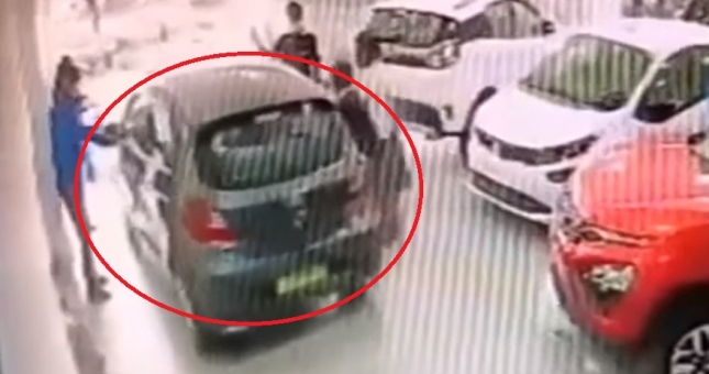 VIDEO: Vào đại lý lái thử ô tô, khách hàng lao xe từ tầng 2 xuống đất