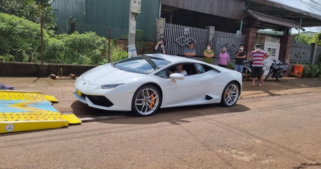 Thiếu gia Đắk Lắk 'gây sốt' khi tậu Lamborghini Huracan ở tuổi 24