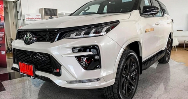 Cận cảnh Toyota Fortuner GR Sport tại đại lý, thiết kế thể thao ấn tượng