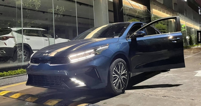 Cận cảnh Kia K3 2022 vừa về đại lý: bản cao cấp đẹp không kém Mazda 3