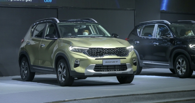 Kia Sonet ra mắt tại Việt Nam với giá từ 499 triệu, đe nẹt Toyota Raize