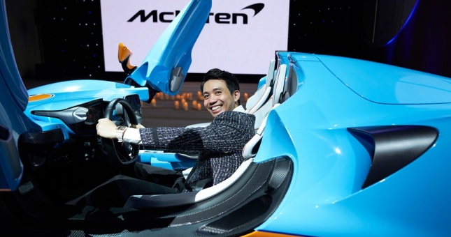 Minh “Nhựa” xuất hiện cùng McLaren Elva “gây sốt” giới chơi siêu xe