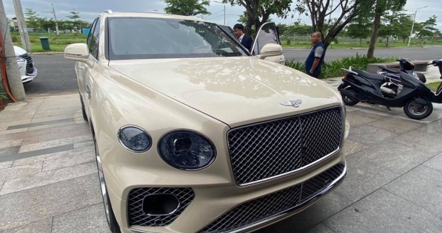 'Choáng': Thương vụ đổi xe Bentley Bentayga 21 tỷ lấy 2 cây lan đột biến