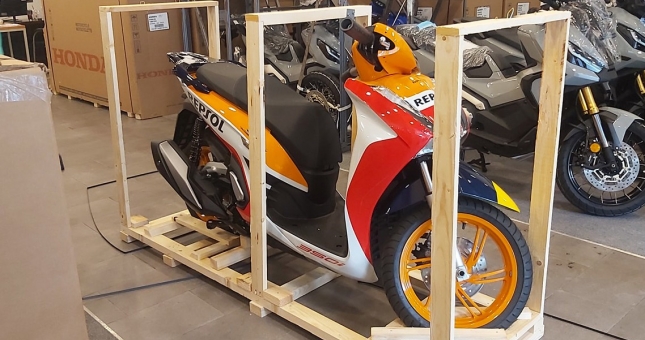 Cận cảnh Honda SH 350i Repsol đầu tiên về Việt Nam, giá đắt ngang Grand i10