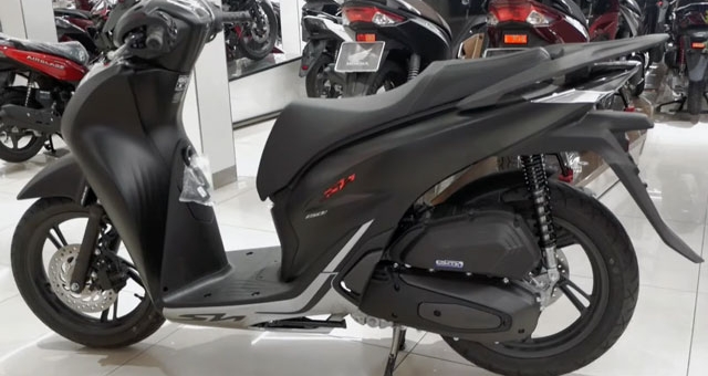 Ảnh thực tế Honda SH 2022 màu đen nhám tại đại lý, giá 98 triệu đồng