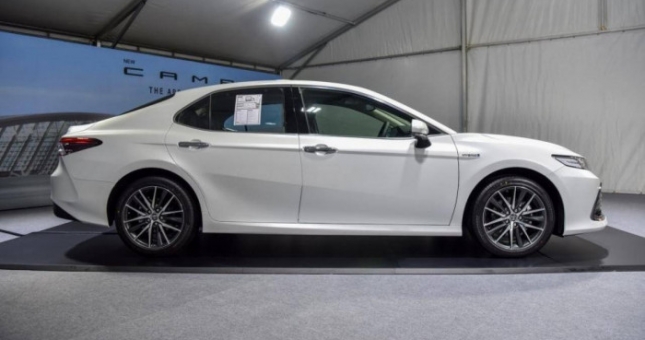 Toyota Camry Hybrid bất ngờ về Việt Nam với thiết kế mới, đe nẹt Lux A2.0