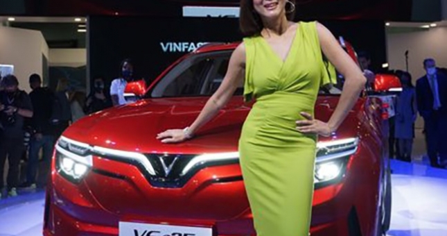 MC Nguyễn Cao Kỳ Duyên hủy “order” Tesla để chờ mua VinFast VF e35 và VF e36
