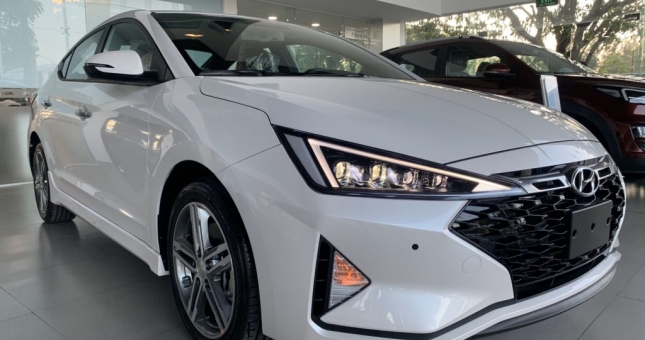 Sedan hạng C của Hyundai bất ngờ giảm giá mạnh, đe nẹt Mazda 3, Kia K3