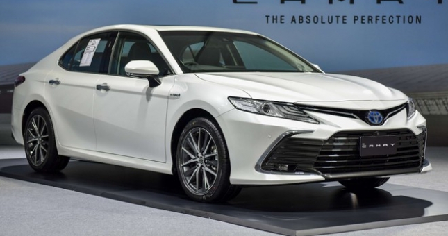 Toyota Camry 2022 sắp ra mắt tại Việt Nam, có phiên bản hybrid?