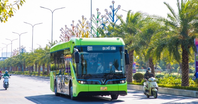Xe buýt điện VinFast chính thức đi vào hoạt động: giá vé từ 7.000 đồng