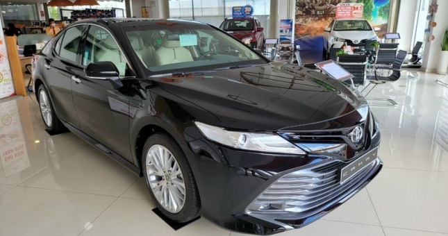 Giá xe Toyota Camry đời cũ giảm 'kịch sàn' sau khi Camry 2022 ra mắt