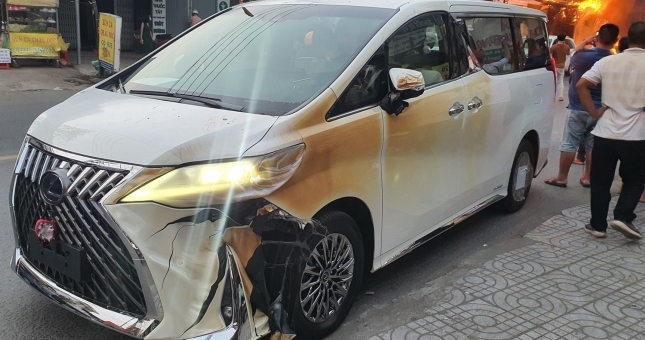 Xót xa showroom xe sang bốc cháy tại Sài Gòn, 'xế hộp' 7 tỷ cháy xém