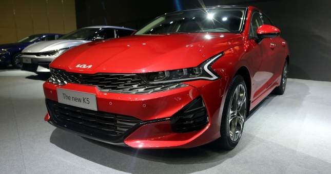 Giá rẻ nhất phân khúc, Kia K5 có gì cạnh tranh với Camry, Lux A2.0?