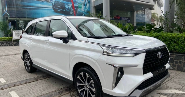 Chi tiết Toyota Veloz Cross đang được săn đón tại đại lý, giá từ 648 triệu đồng