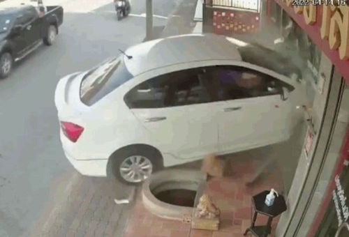 VIDEO: Đạp nhầm chân ga, nữ tài xế đâm nát cửa kính tiệm vàng