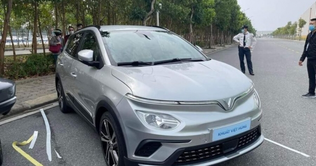 Giải pháp khi ô tô điện VinFast hết pin giữa đường với 300.000 đồng