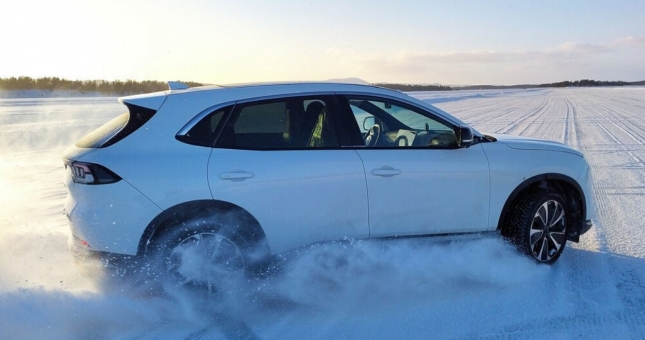 Bắt gặp VinFast VF 8 phô diễn màn drift cực đỉnh trên đường tuyết