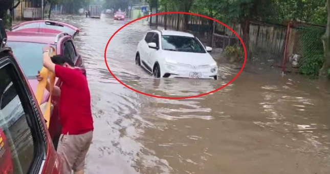 VIDEO: VinFast VF e34 'thực chiến' lội nước trên đường ngập sâu tại Hà Nội