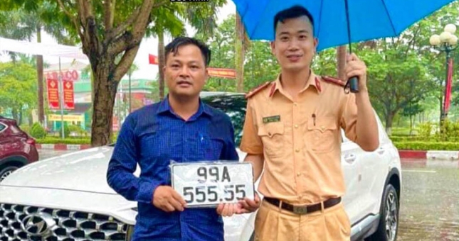 Hyundai Santa Fe biển số 555.55 “hét giá” hơn 4 tỷ đồng