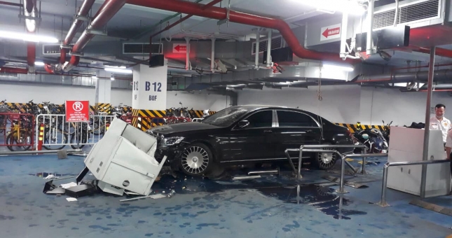 Xế sang Mercedes Maybach mất lái tông hàng loạt xe máy dưới hầm chung cư
