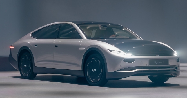 Khám phá mẫu ô tô điện chạy bằng năng lượng mặt trời, không cần sạc điện