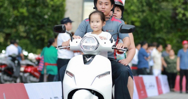 Giá xăng tăng cao, khách Việt 'quay xe' tìm mua xe máy điện