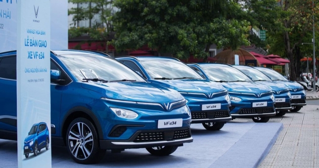 Lô xe VinFast VF e34 đầu tiên chạy dịch vụ ở Hòa Bình