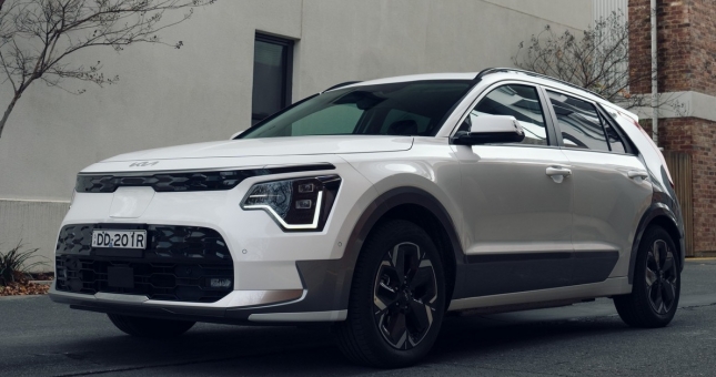 SUV cỡ C của KIA chốt giá từ 706 triệu đồng, có bản thuần điện đấu VinFast VF e34