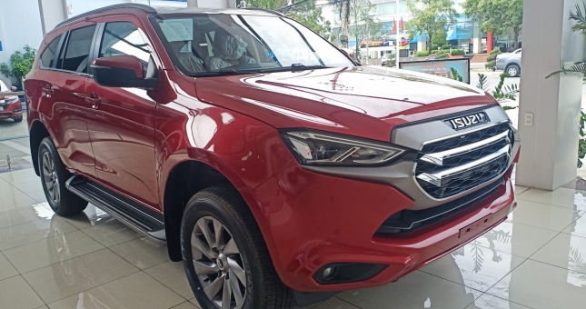 Đối thủ nặng ký của Fortuner, Everest ra mắt tại Việt Nam, giá từ 900 triệu đồng