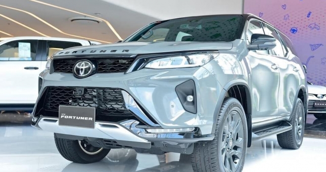 Cận cảnh Toyota Fortuner phiên bản kỷ niệm 60 năm với màu siêu hiếm