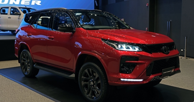 Cận cảnh Toyota Fortuner GR Sport 2022 vừa ra mắt, thiết kế cực ấn tượng