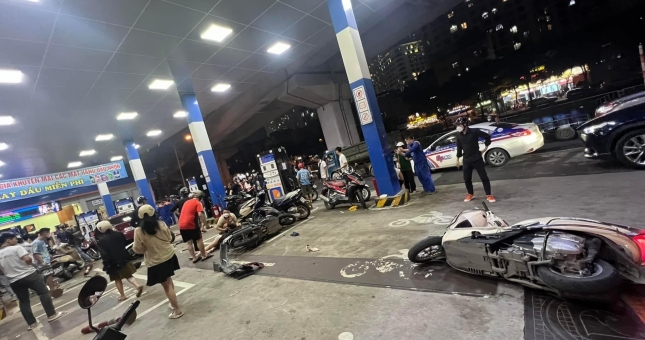 Hà Nội: Ô tô “điên” tông liên hoàn vào người đổ xăng tại đường Láng