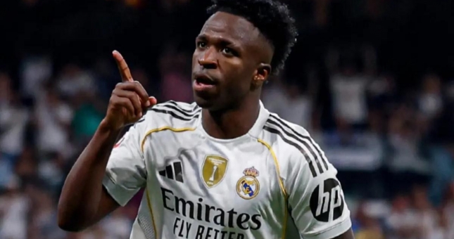 Vinicius bất ngờ gọi điện an ủi 1 ngôi sao Barca