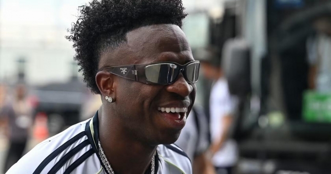 Khoảnh khắc 'gây bão' của Vinicius khi nghe tin Barca thảm bại 0-4