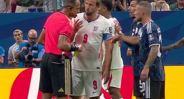 Nước Anh phẫn nộ vì Paredes cố khiến Harry Kane nhận thẻ đỏ