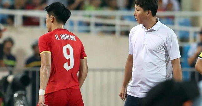 Đình Bắc làm điều này, HLV Kim Sang Sik lập tức ra tay