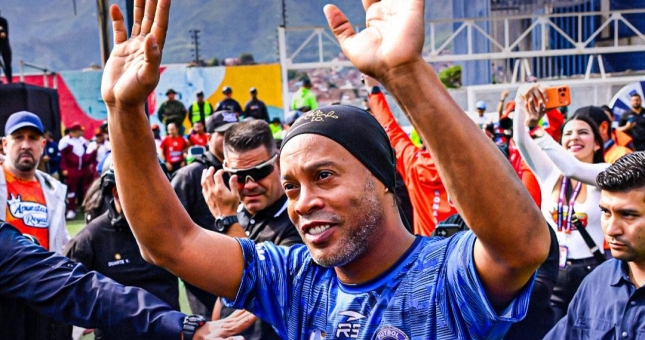 Ronaldinho gây sốt tại Italy, hàng nghìn người chờ điều đặc biệt