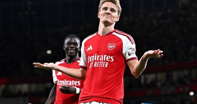 Arsenal nghiền nát Coventry, nhà vô địch gửi lời cảnh báo cực gắt