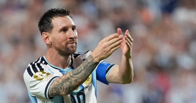 Hậu vệ Benin thề với mẹ 1 điều khi đá trận Messi chia tay Argentina