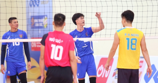 Cầu thủ BTL Cảnh sát cơ động nhận thẻ vàng ở giải bóng chuyền hạng A 2021