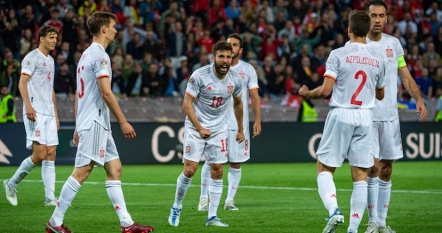 Thắng tối thiểu Thụy Sĩ, Tây Ban Nha vươn lên vị trí nhì bảng