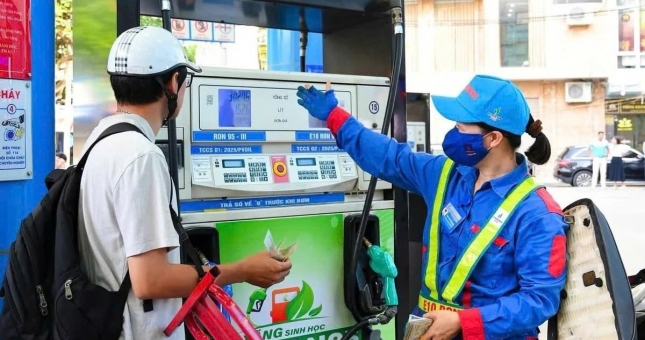 Giá xăng dầu hôm nay 25/3: Tăng mạnh trong đêm