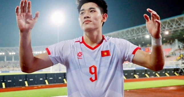 Đình Bắc có động thái đặc biệt với Quang Hải sau trận thắng Malaysia