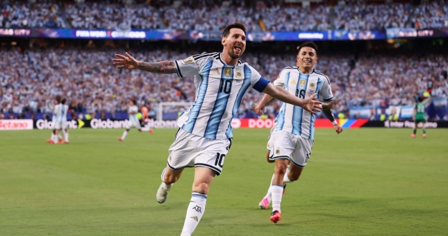 Bị Messi 'hành hạ', hậu vệ Algeria nói thẳng 1 điều về GOAT bóng đá